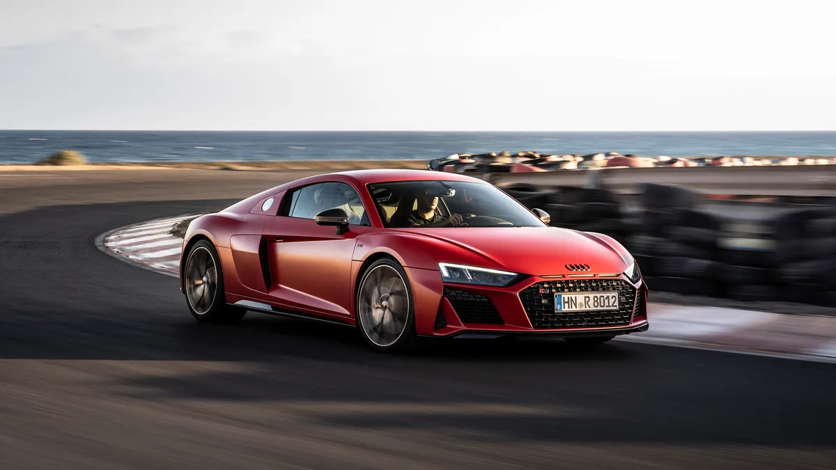 2022-audi-r8-rwd-010 (1)