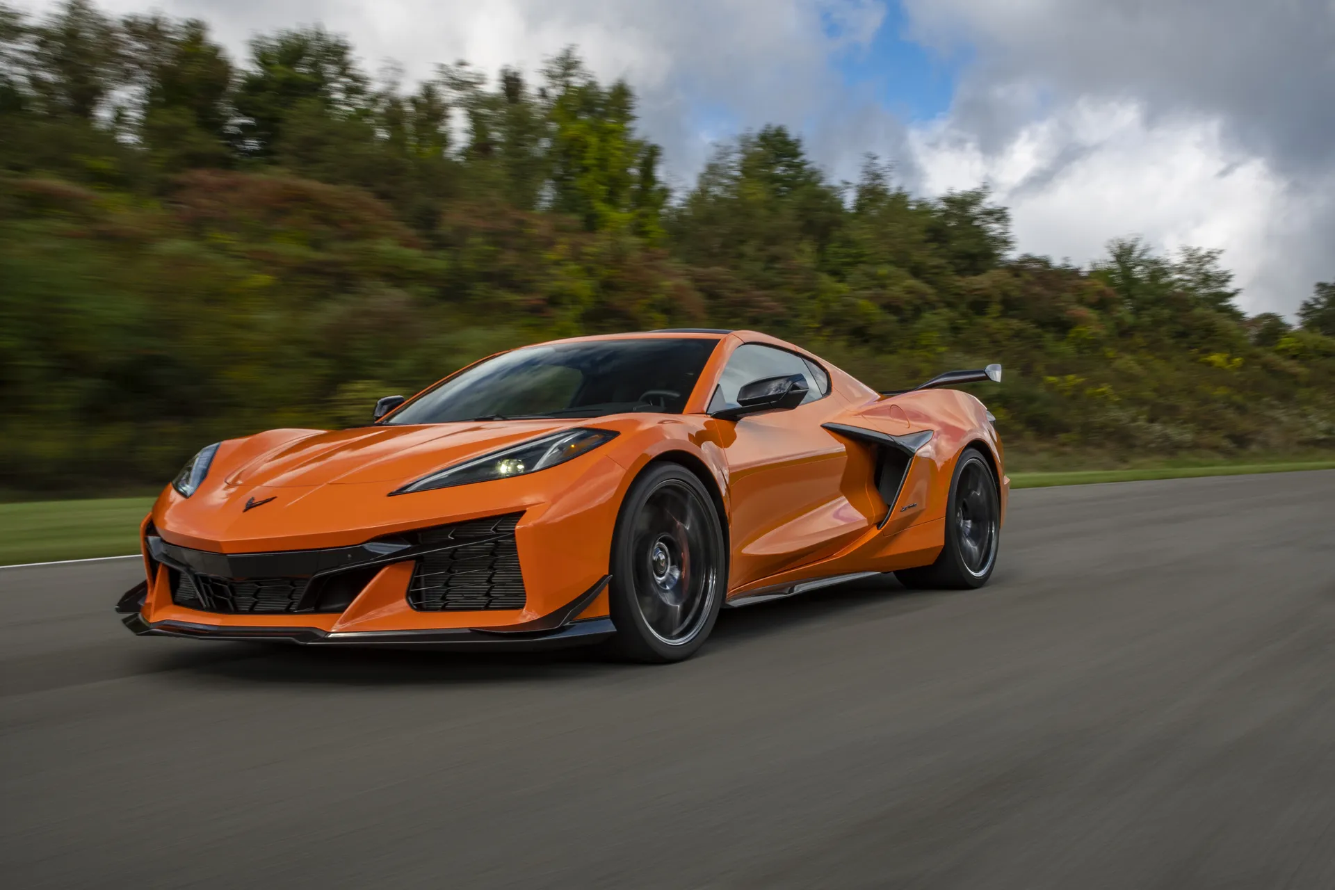 2023-chevrolet-corvette-z06-driver_1-4_blog